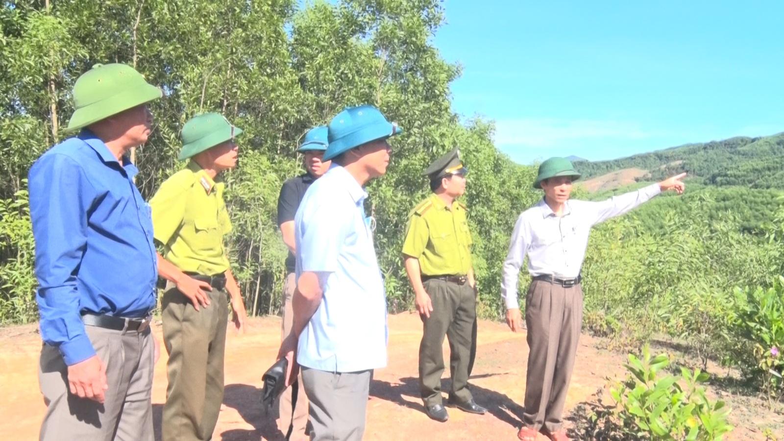 Đồng chí Võ Đắc Hóa, PBT Huyện ủy, Chủ tịch UBND huyện kiểm tra công tác bảo vệ rừng